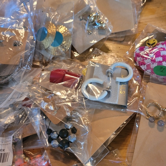 Earings - Picture 3 of 13